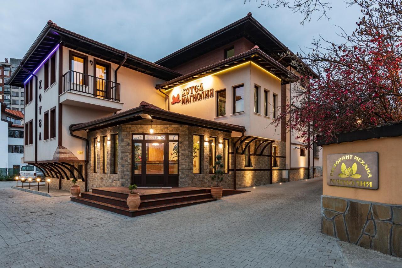 Семеен Хотел Магнолия Kazanlŭk Exterior foto